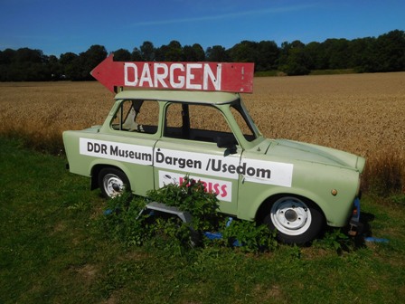 Trabbi umgebaut als Werbeschild für Museum in Dargen